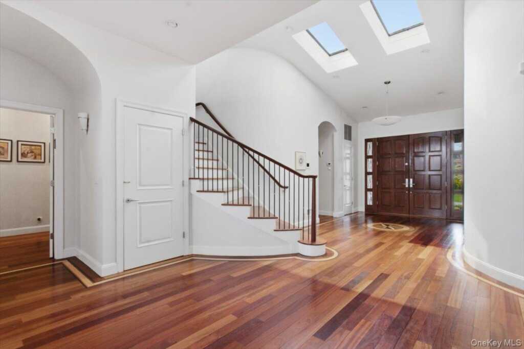 135 Kensington Oval, New Rochelle, NY 10805 - Photo 4 of 47