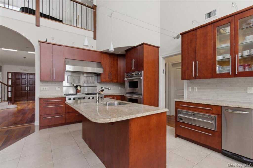135 Kensington Oval, New Rochelle, NY 10805 - Photo 9 of 47