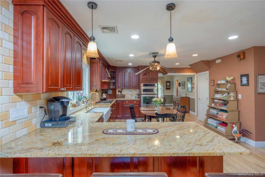 302 Laurel Road, Pearl River, NY 10965 - Photo 10 of 28