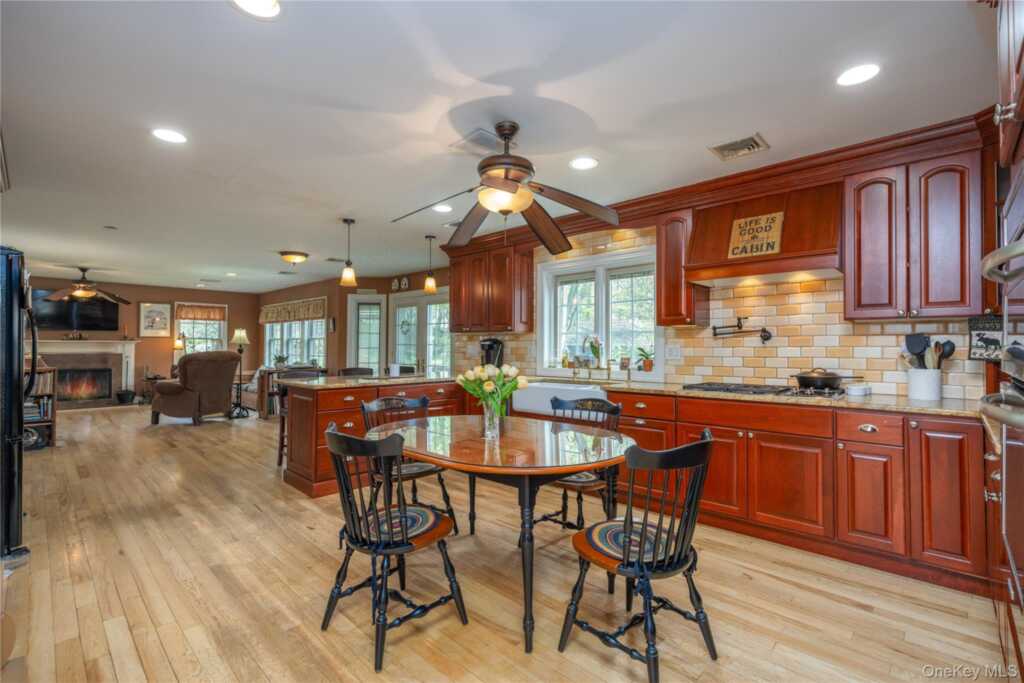 302 Laurel Road, Pearl River, NY 10965 - Photo 11 of 28