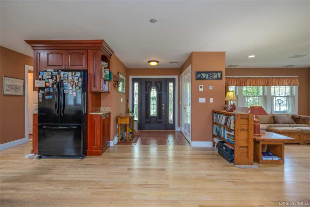 302 Laurel Road, Pearl River, NY 10965 - Photo 5 of 28