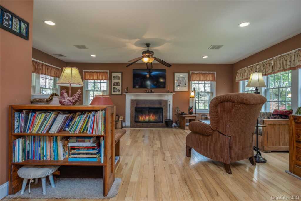 302 Laurel Road, Pearl River, NY 10965 - Photo 6 of 28