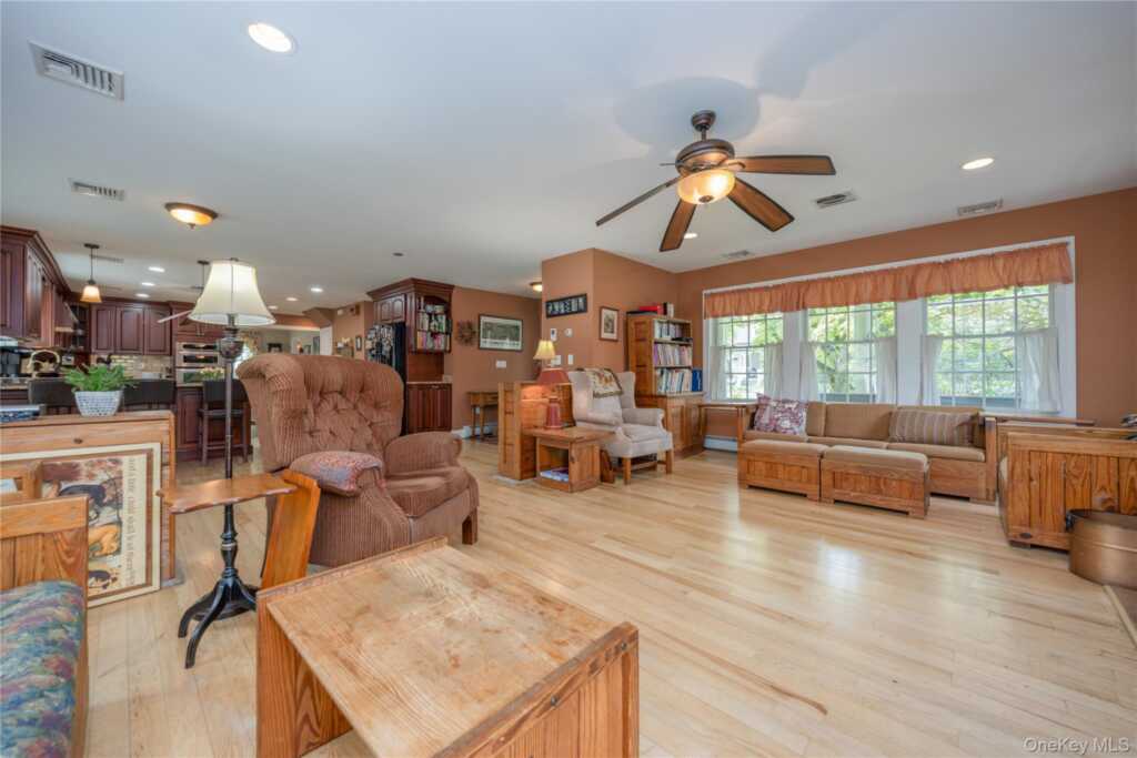 302 Laurel Road, Pearl River, NY 10965 - Photo 8 of 28