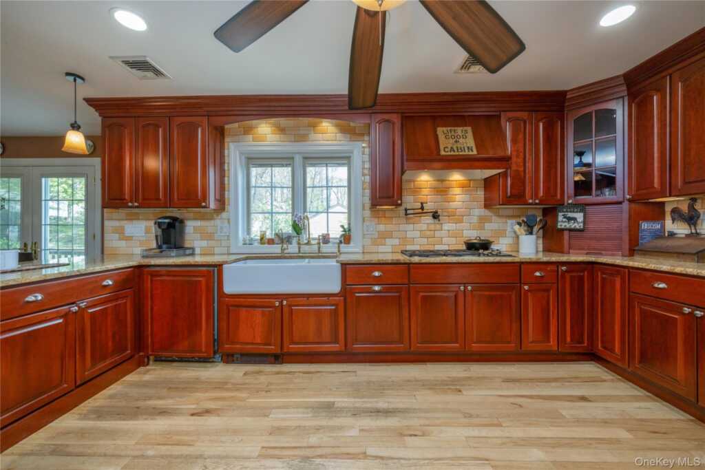 302 Laurel Road, Pearl River, NY 10965 - Photo 9 of 28