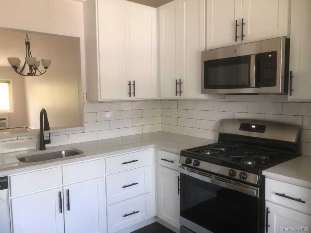 85 N Middletown Road, Unit #A7, Nanuet, NY 10954 - Photo 3 of 12