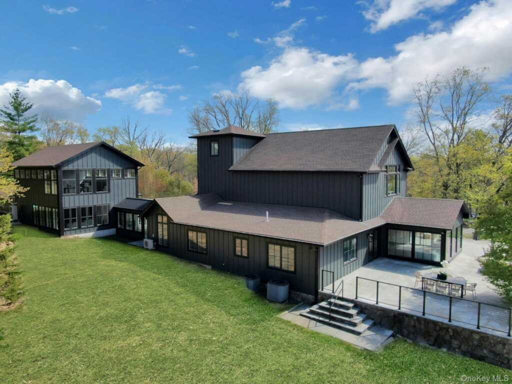 20 Old Stone Road, Valley Cottage, NY 10989 - Photo 3 of 39