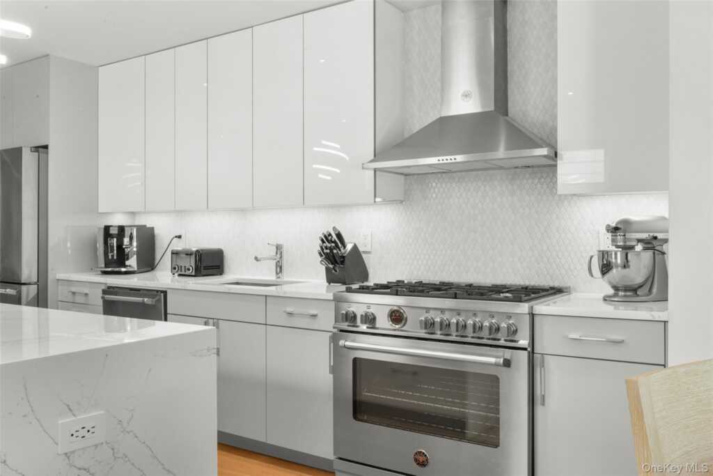 208 Florence Street, Rye, NY 10543 - Photo 3 of 43