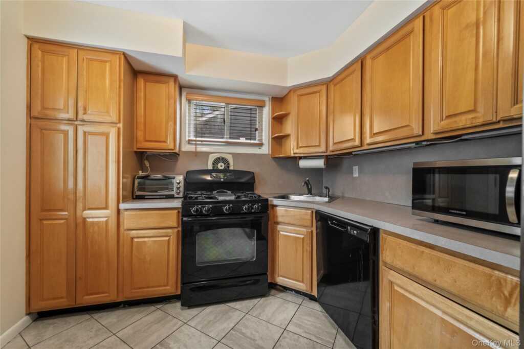 20 Salem Place, White Plains, NY 10605 - Photo 9 of 28