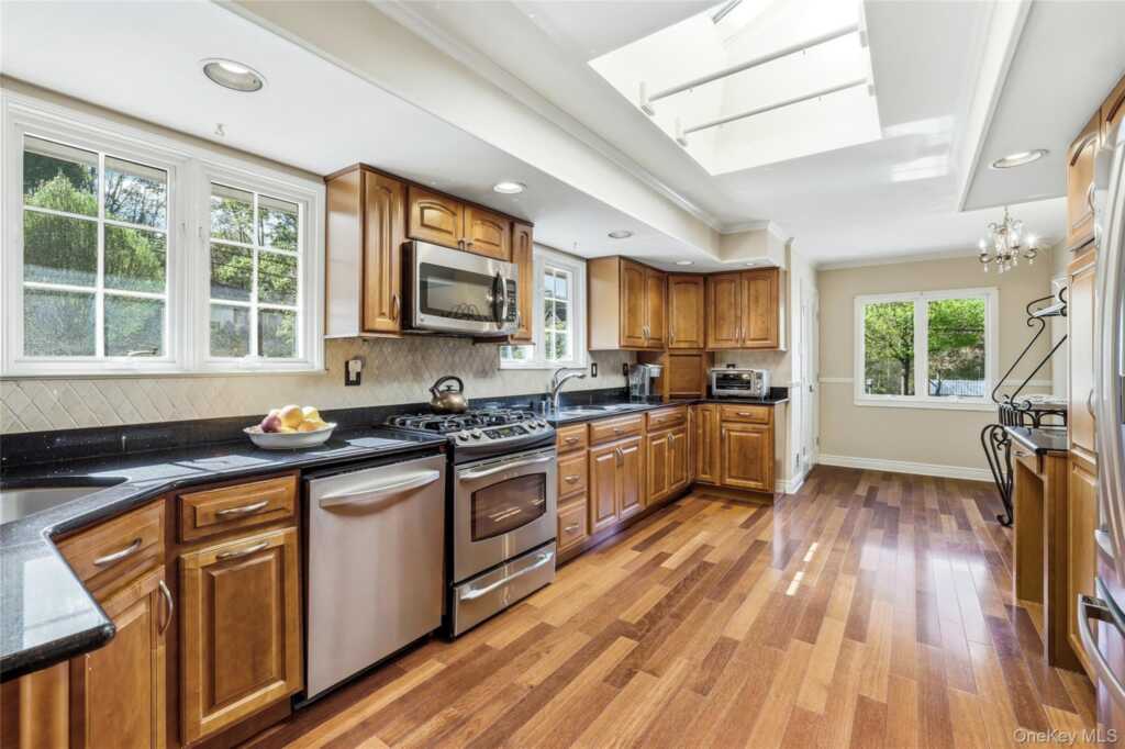 35 Mayer Drive, Suffern, NY 10901 - Photo 8 of 34