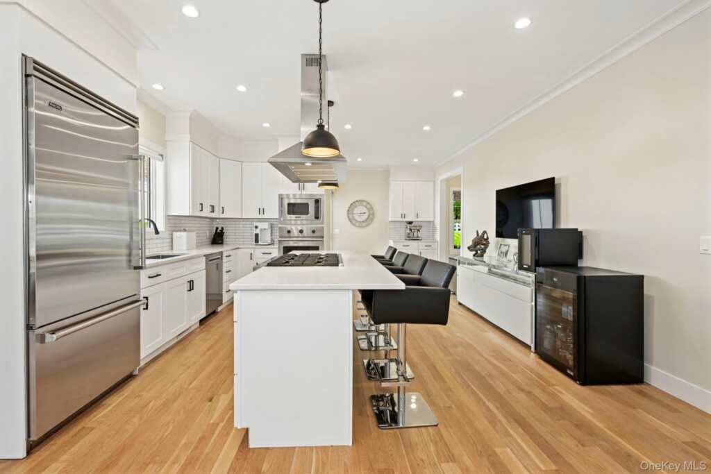 407 Wilmot Road, New Rochelle, NY 10804 - Photo 7 of 50