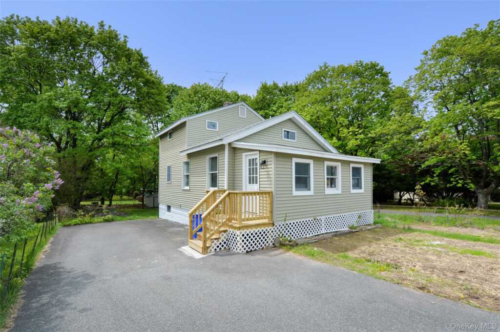 7 Pioneer Avenue, Suffern, NY 10901 - Photo 2 of 27
