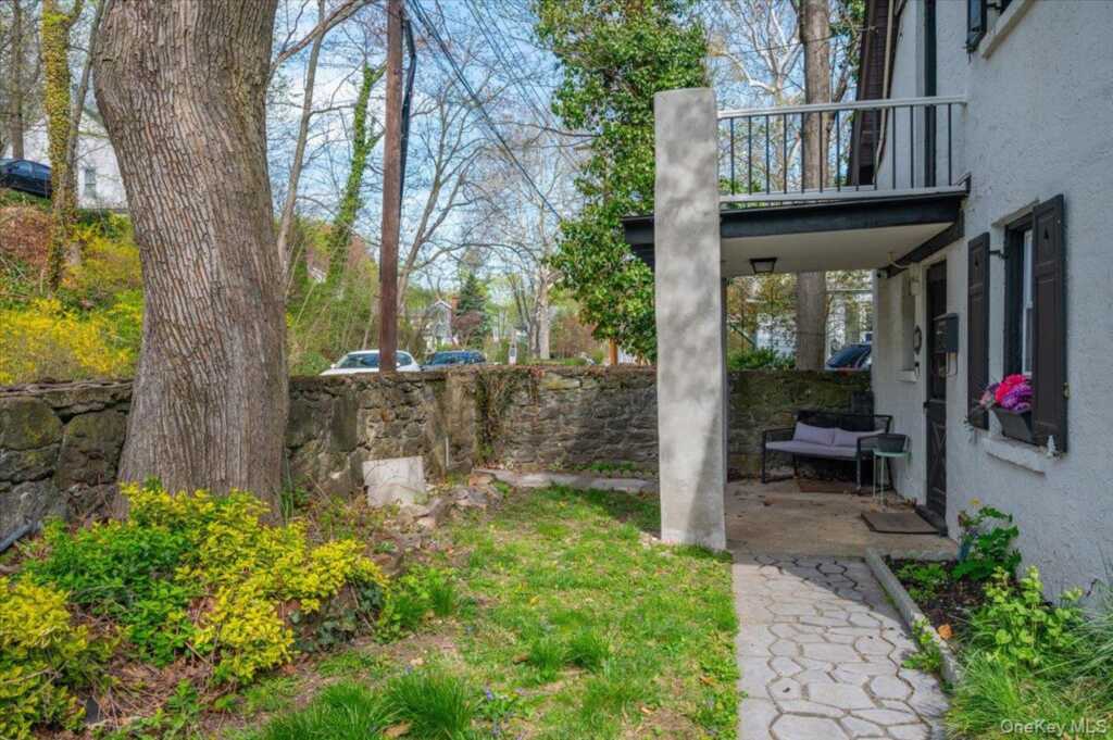 25 Whitewood Avenue, New Rochelle, NY 10805 - Photo 2 of 24