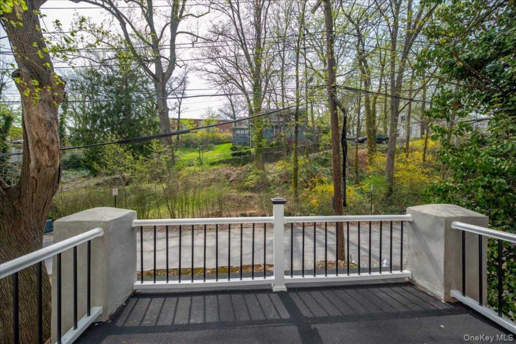 25 Whitewood Avenue, New Rochelle, NY 10805 - Photo 3 of 24