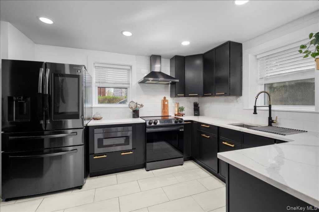 25 Whitewood Avenue, New Rochelle, NY 10805 - Photo 9 of 24