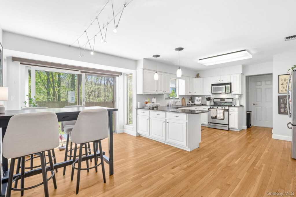 26 Devonshire Dr, White Plains, NY 10605 - Photo 16 of 37
