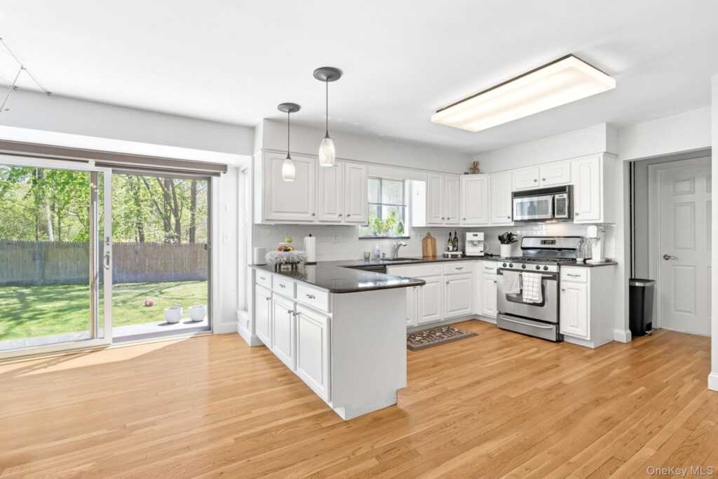 26 Devonshire Dr, White Plains, NY 10605 - Photo 17 of 37