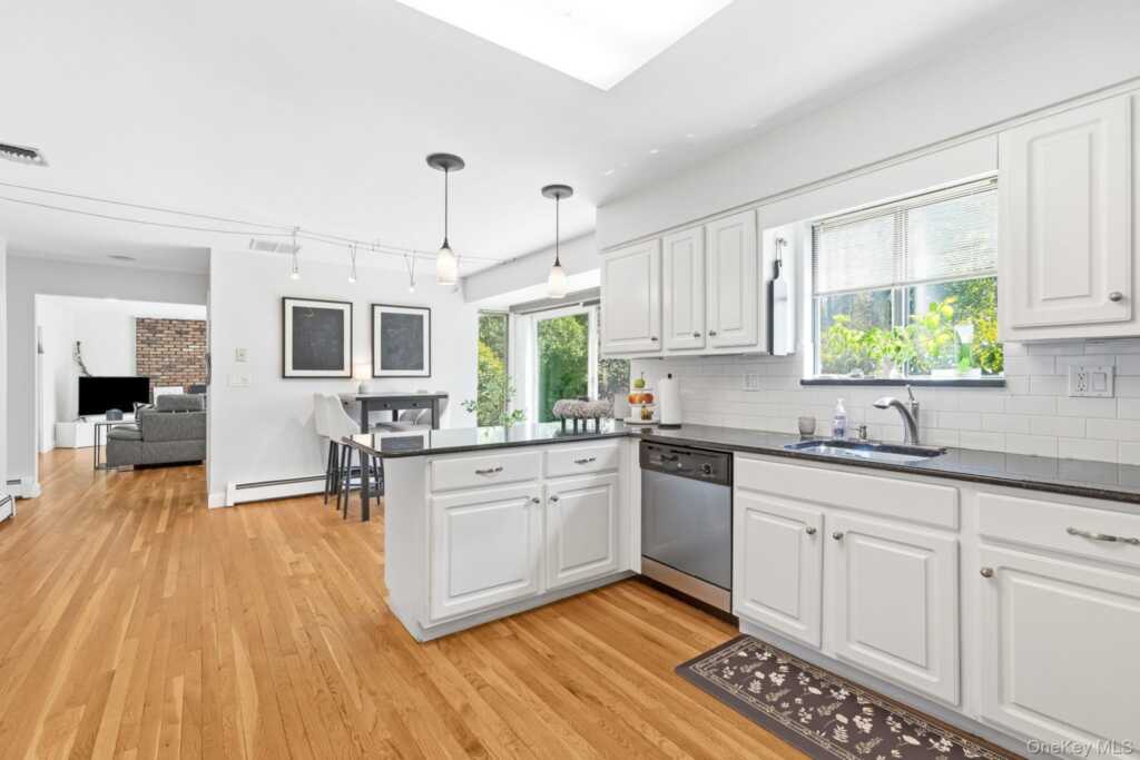 26 Devonshire Dr, White Plains, NY 10605 - Photo 20 of 37
