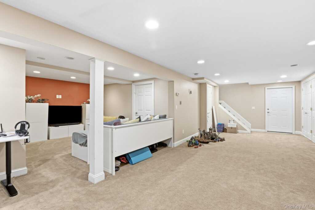 26 Devonshire Dr, White Plains, NY 10605 - Photo 29 of 37