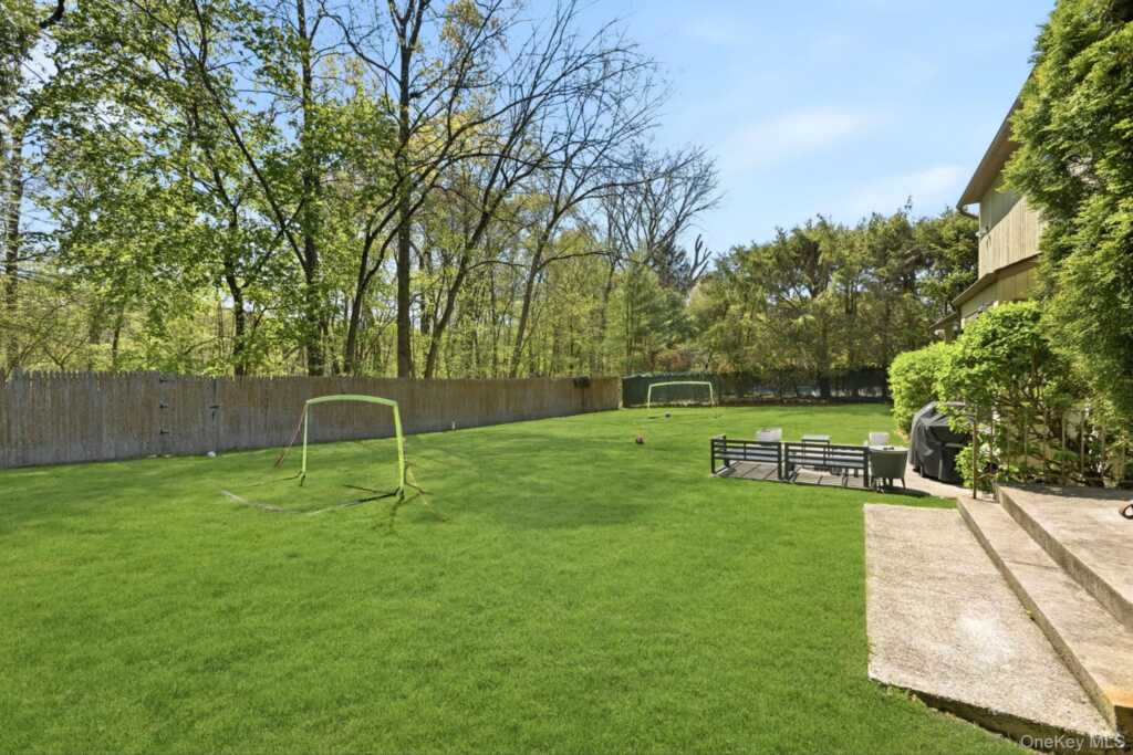 26 Devonshire Dr, White Plains, NY 10605 - Photo 34 of 37