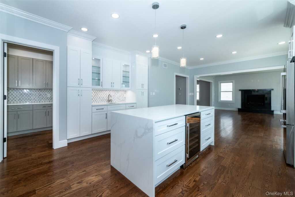 19 Beverly Road, New Rochelle, NY 10804 - Photo 4 of 40