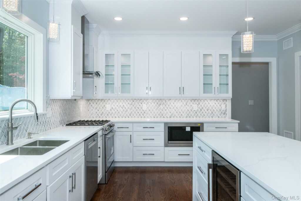 19 Beverly Road, New Rochelle, NY 10804 - Photo 5 of 40