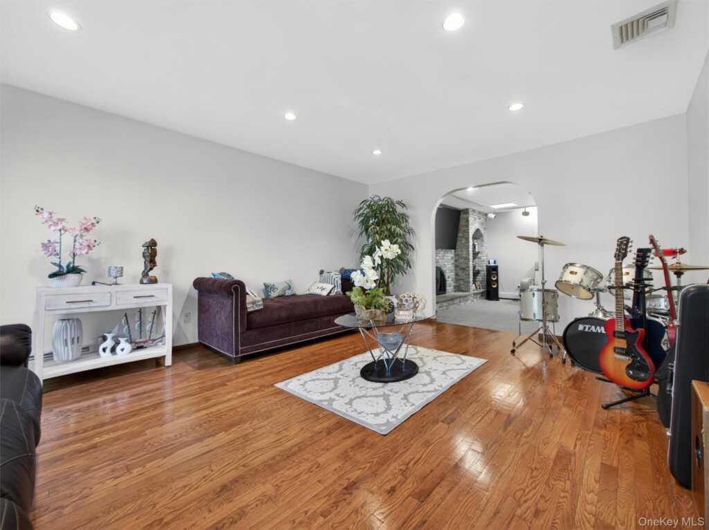 7 Bell Court, Suffern, NY 10901 - Photo 6 of 43