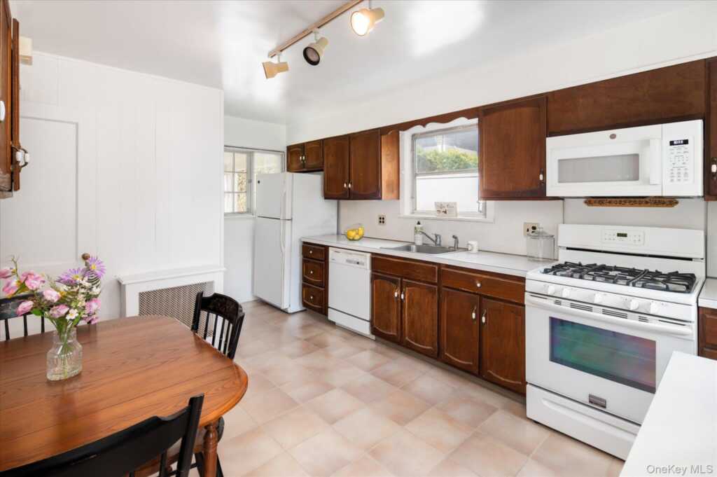 6 Helena Avenue, White Plains, NY 10605 - Photo 10 of 36