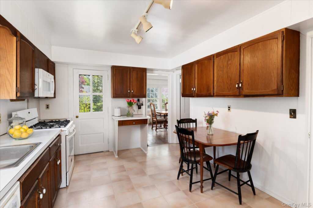 6 Helena Avenue, White Plains, NY 10605 - Photo 11 of 36
