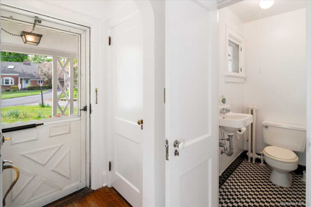 6 Helena Avenue, White Plains, NY 10605 - Photo 7 of 36