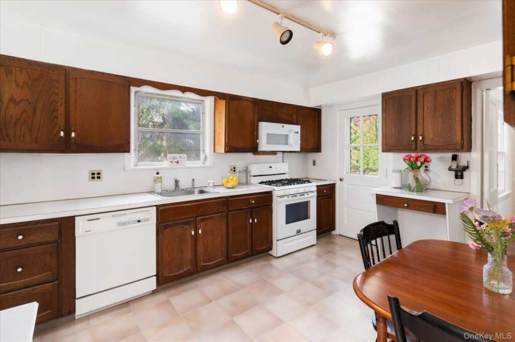 6 Helena Avenue, White Plains, NY 10605 - Photo 8 of 36