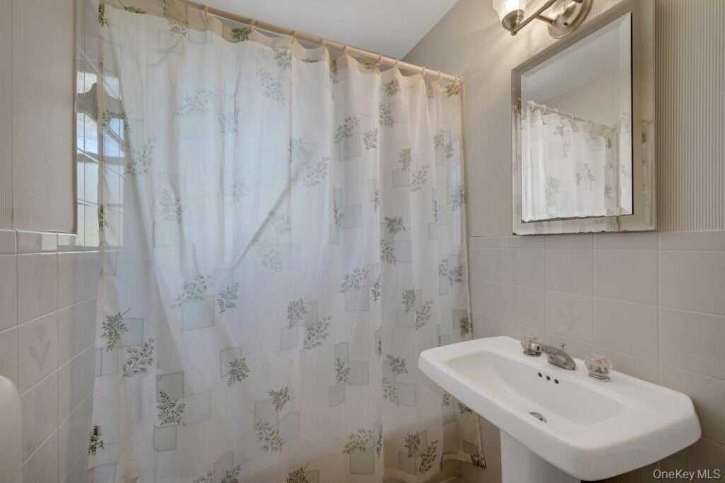 16 Ria Drive, White Plains, NY 10605 - Photo 13 of 29