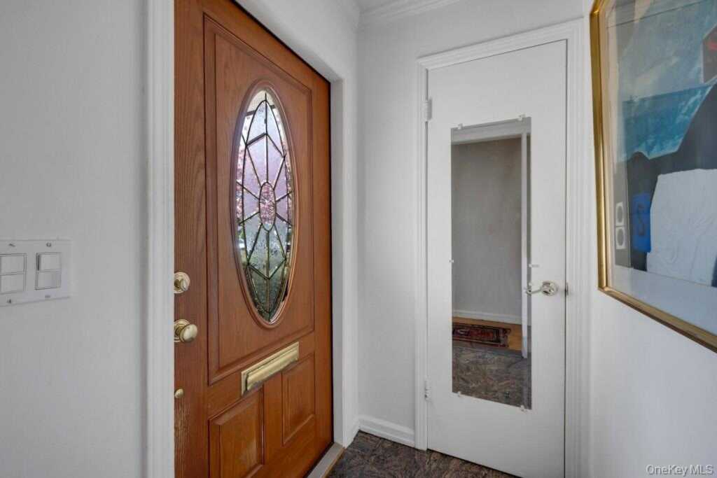 16 Ria Drive, White Plains, NY 10605 - Photo 3 of 29