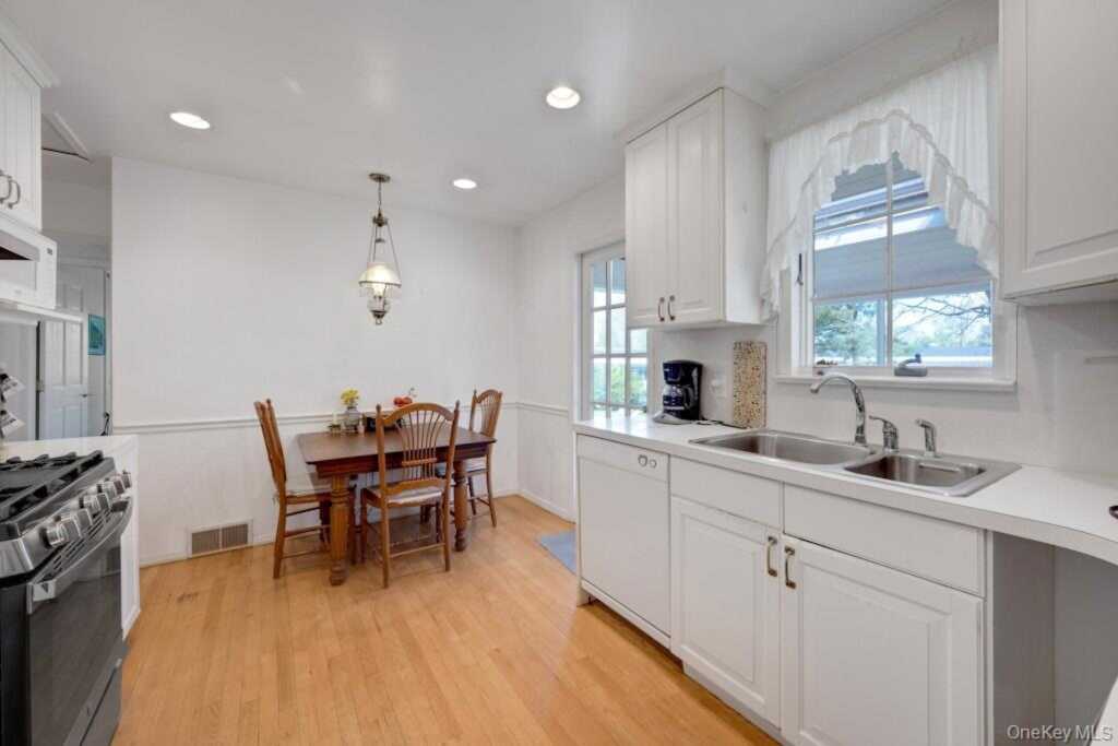 16 Ria Drive, White Plains, NY 10605 - Photo 8 of 29