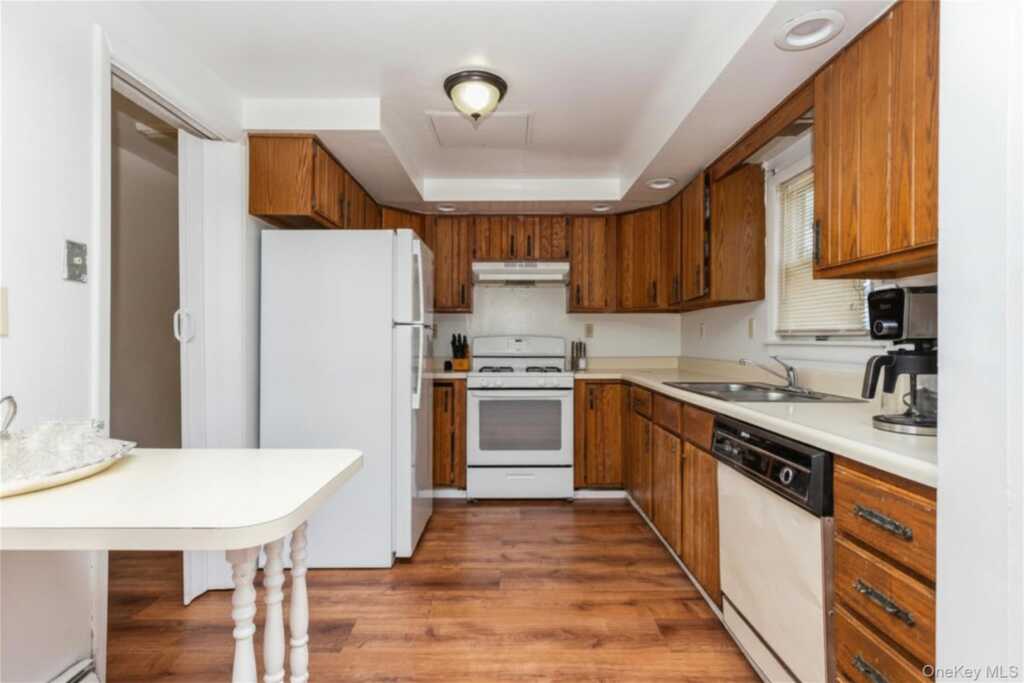 148 Lincoln Avenue, New Rochelle, NY 10801 - Photo 6 of 17