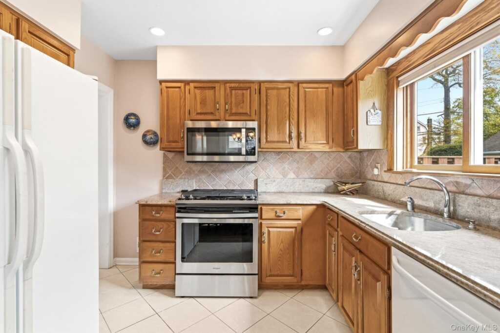 95 Smith Avenue, White Plains, NY 10605 - Photo 10 of 43
