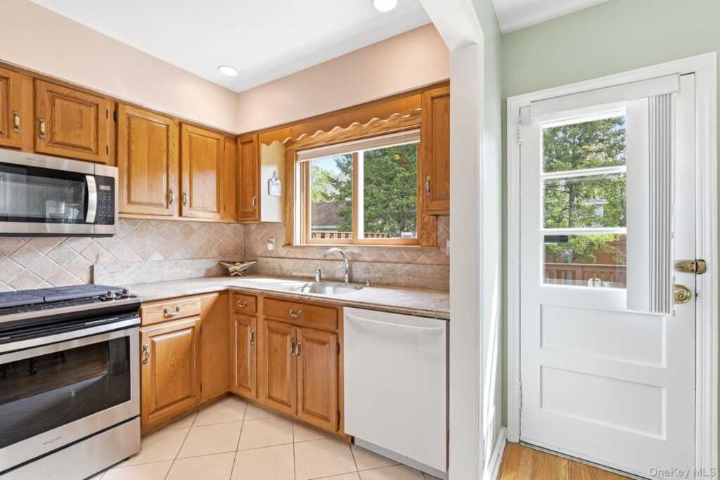 95 Smith Avenue, White Plains, NY 10605 - Photo 11 of 43
