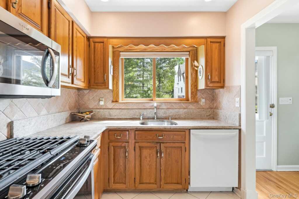 95 Smith Avenue, White Plains, NY 10605 - Photo 12 of 43