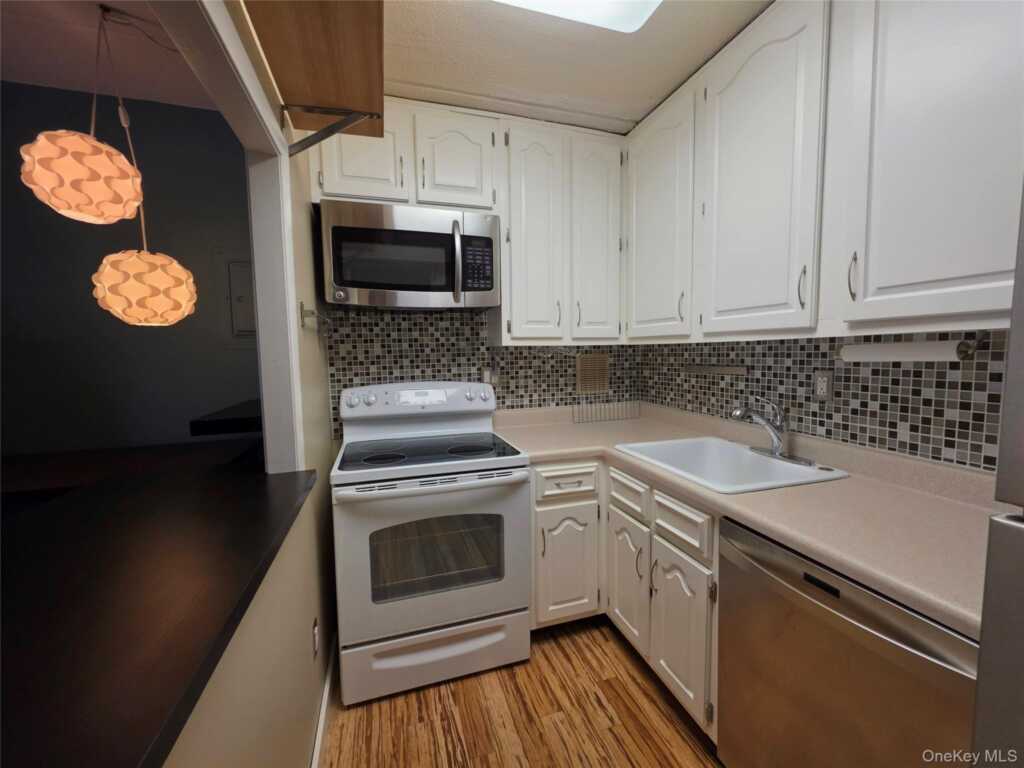 35 Park Avenue, Unit #3J, Suffern, NY 10901 - Photo 5 of 35
