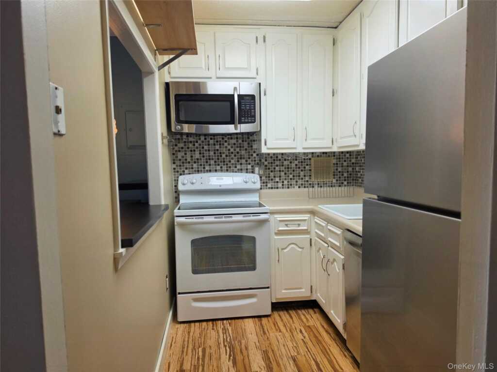 35 Park Avenue, Unit #3J, Suffern, NY 10901 - Photo 6 of 35