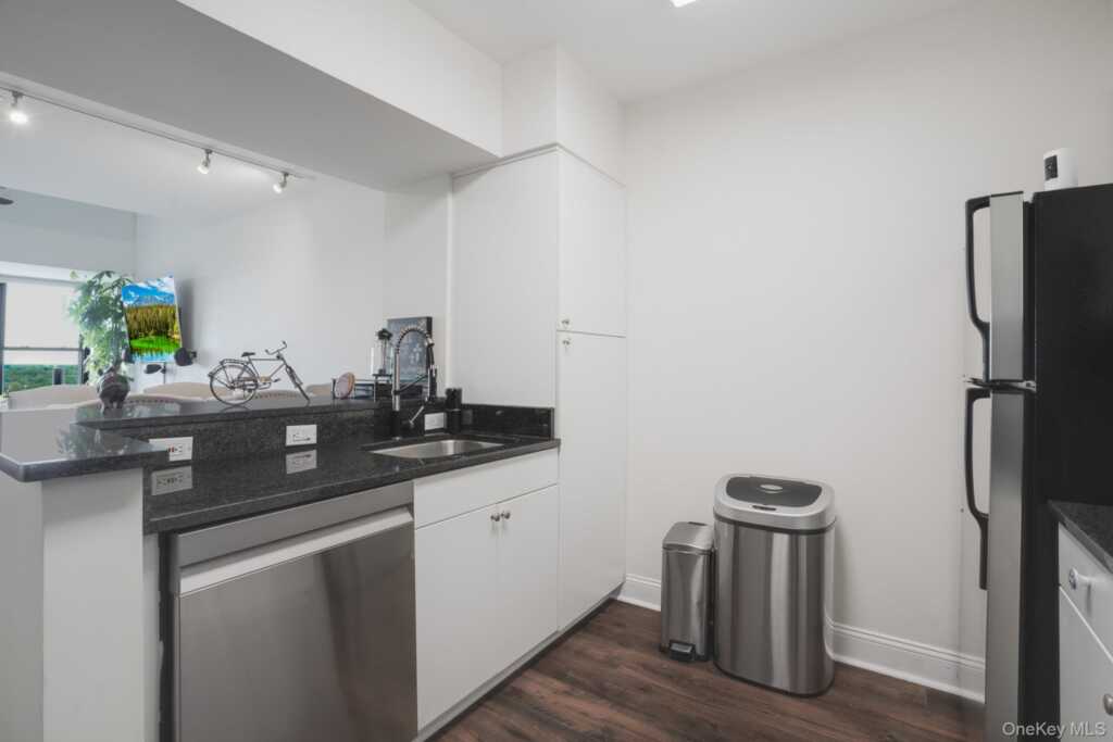 100 New Roc City Plaza, Unit #403, New Rochelle, NY 10801 - Photo 11 of 30