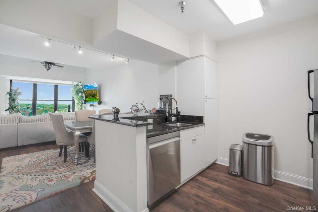 100 New Roc City Plaza, Unit #403, New Rochelle, NY 10801 - Photo 8 of 30
