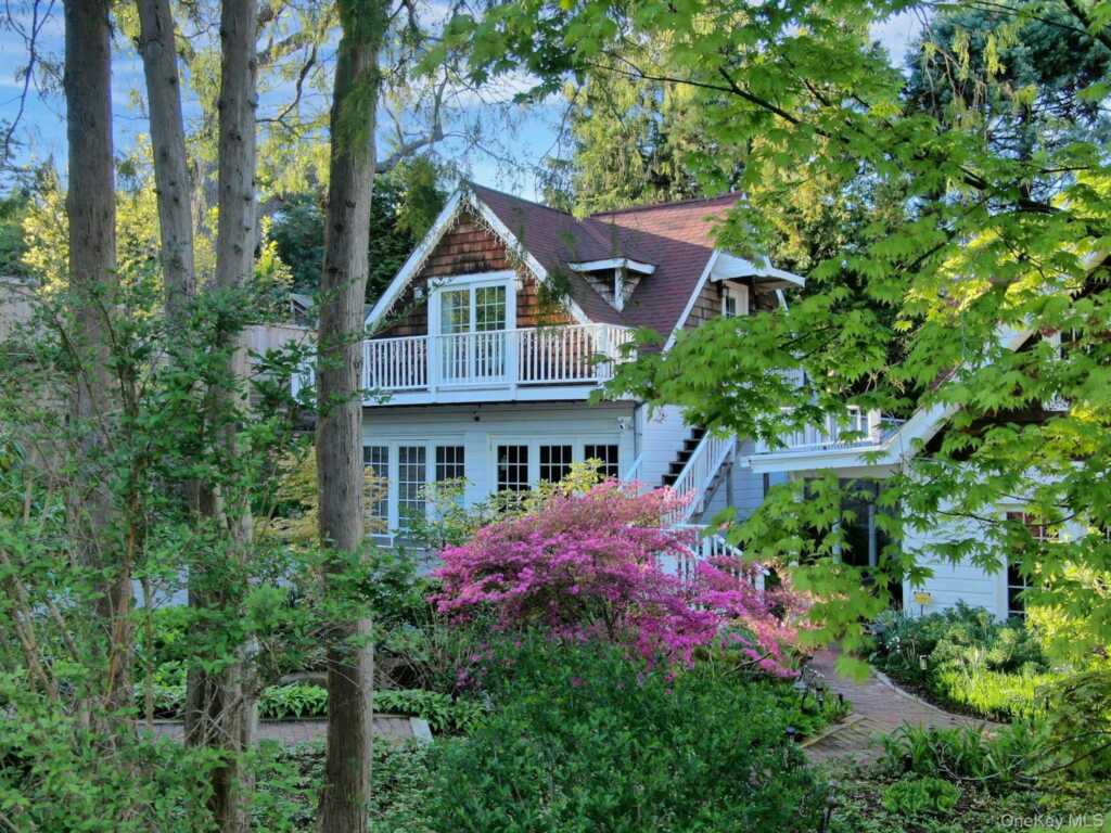32 Laveta Place, Nyack, NY 10960 - Photo 2 of 50