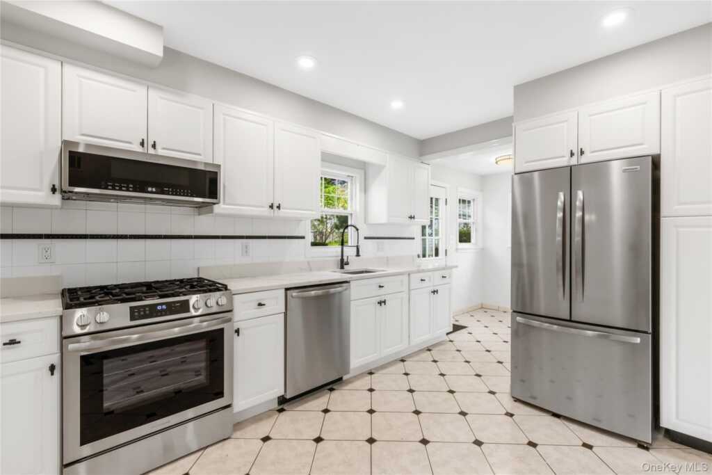 21 Keogh Lane, New Rochelle, NY 10805 - Photo 10 of 21