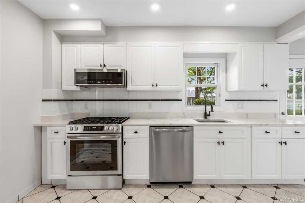 21 Keogh Lane, New Rochelle, NY 10805 - Photo 8 of 21