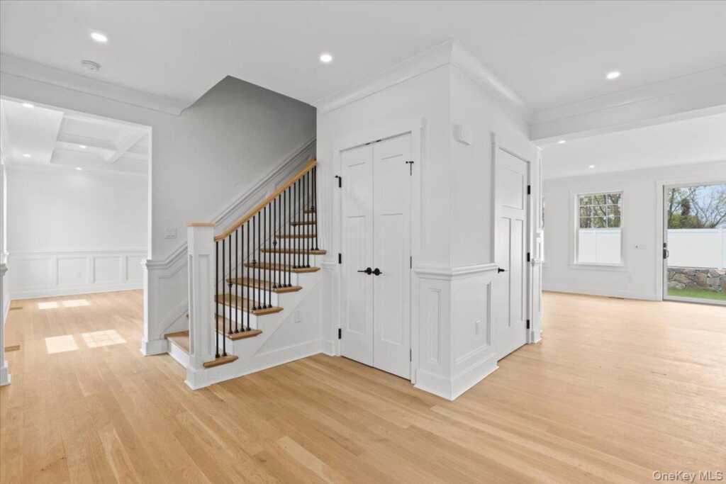 20 Hilltop Drive, Rye, NY 10573 - Photo 4 of 29