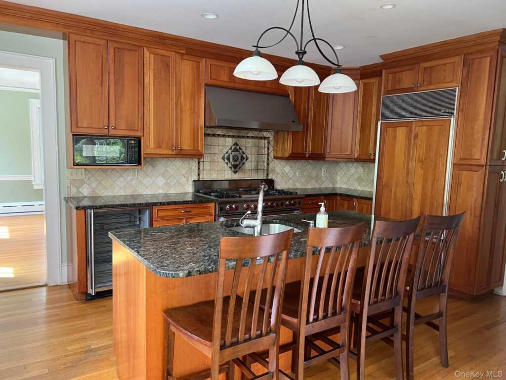 246 Beechmont Drive, New Rochelle, NY 10804 - Photo 3 of 17