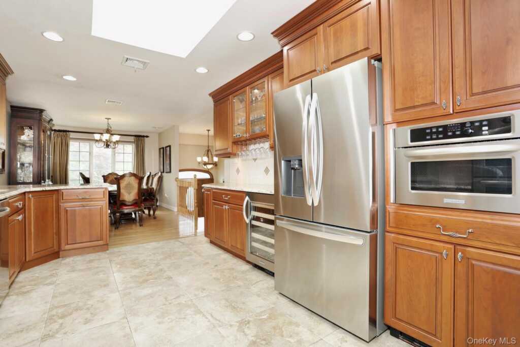 8 Medford Place, Nanuet, NY 10954 - Photo 11 of 50