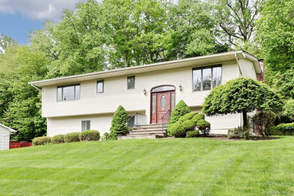 8 Medford Place, Nanuet, NY 10954 - Photo 2 of 50