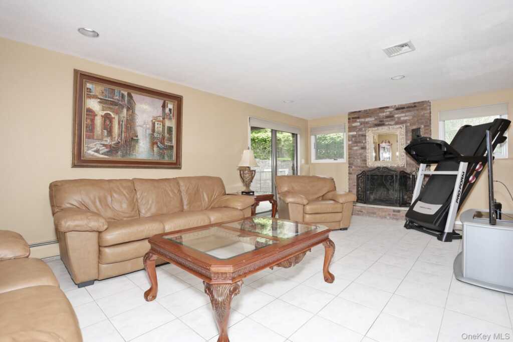 8 Medford Place, Nanuet, NY 10954 - Photo 29 of 50