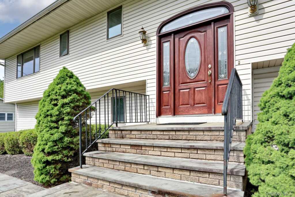 8 Medford Place, Nanuet, NY 10954 - Photo 3 of 50